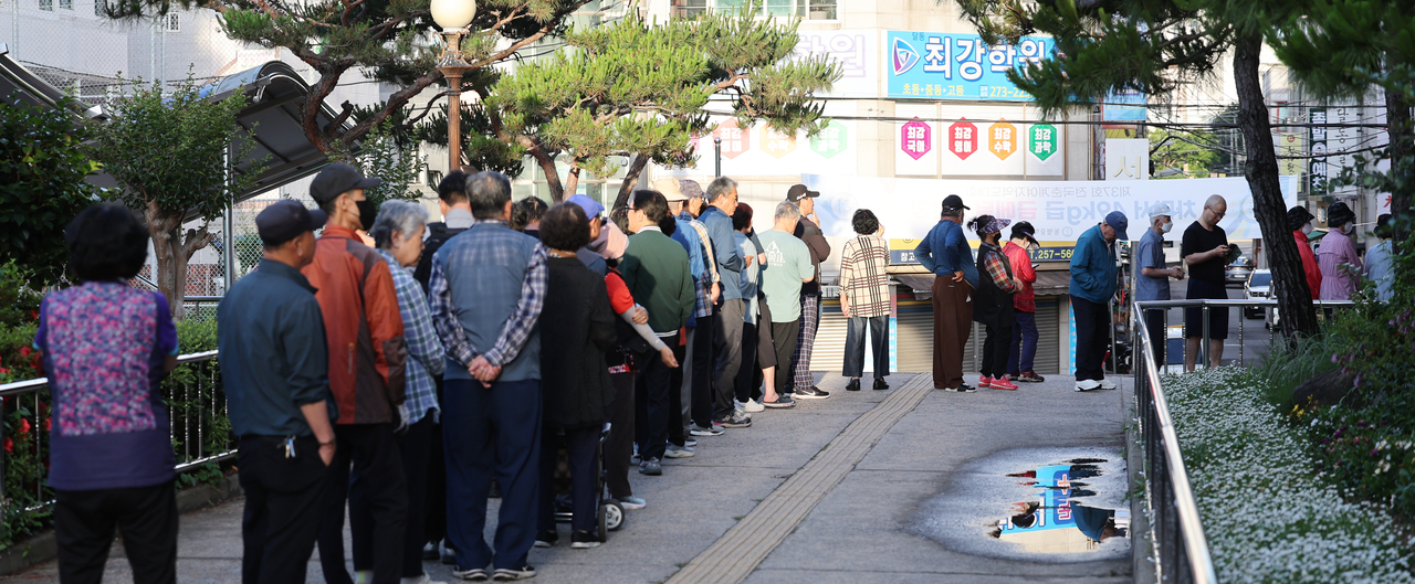 People wait in line at a polling station set up at DongPyeong Middle School in Ulsan, Wednesday. (Yonhap)