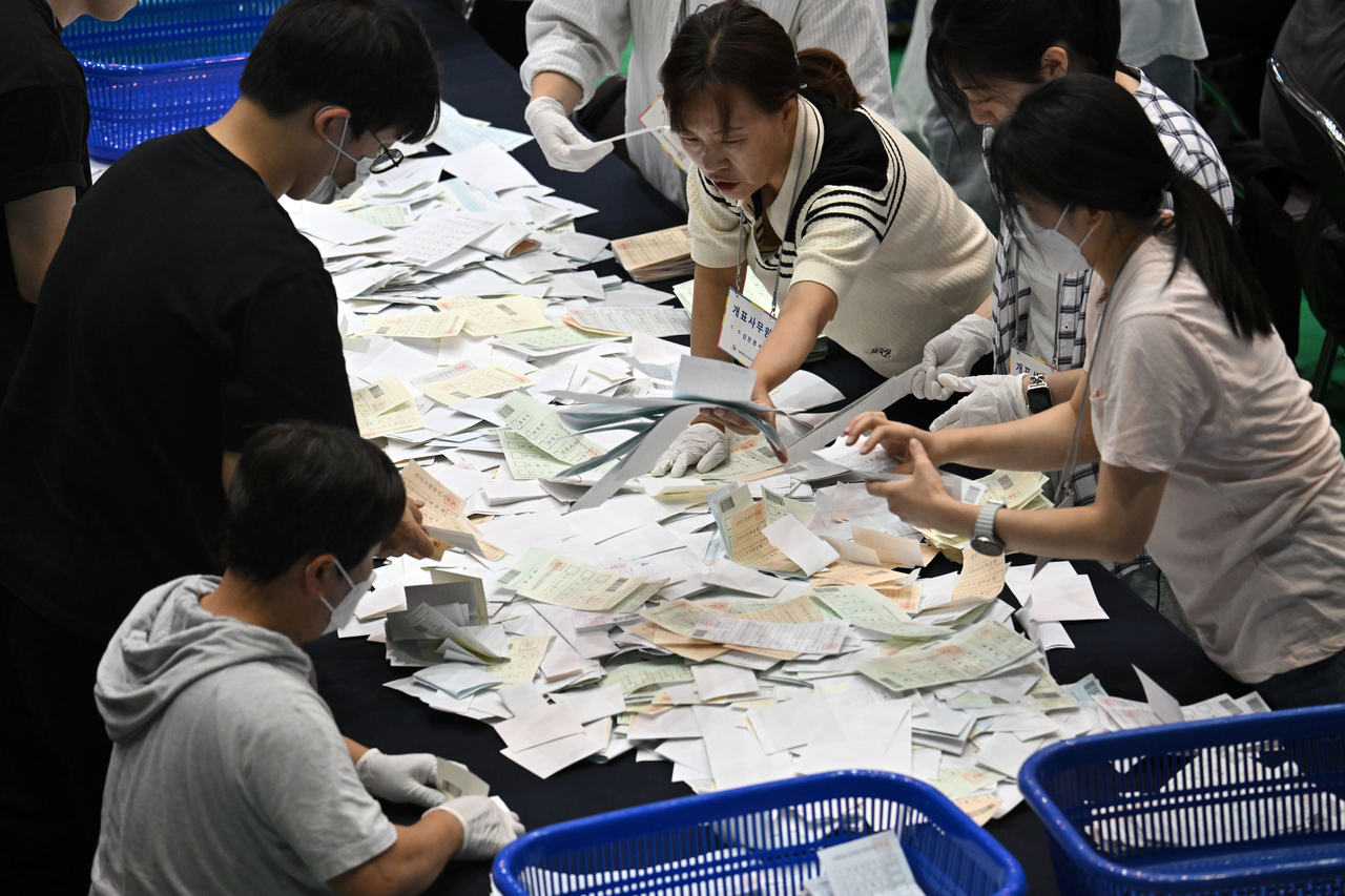 Election officials are sorting ballot papers in Seoul National University on Wednesday. (Im Se-jun/The Korea Herald)