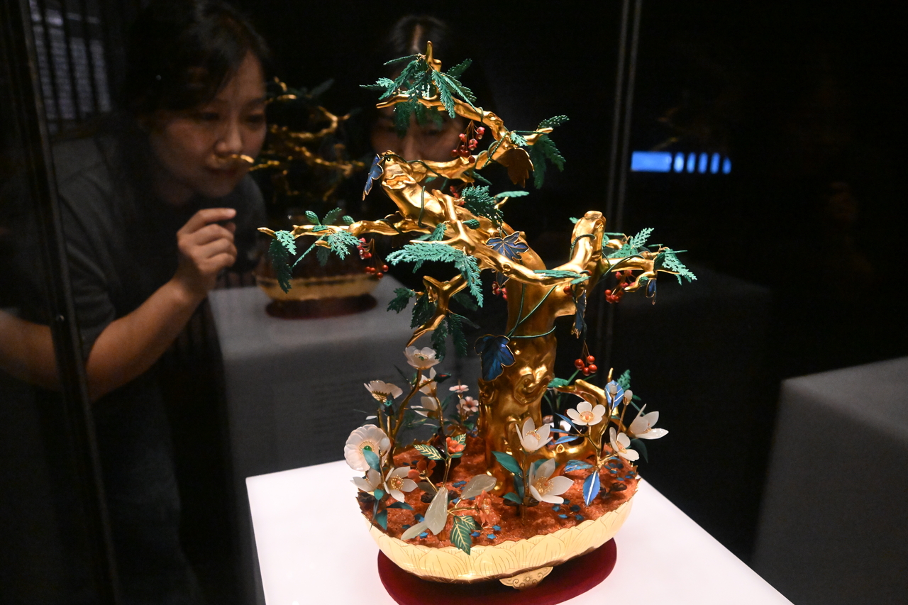 Visitors view a banhwa reproduction at the exhibition "Banhwa: Blossoms of Auspicious Wishes" at Deoksugung in Seoul on Tuesday. (Korea Heritage Service)