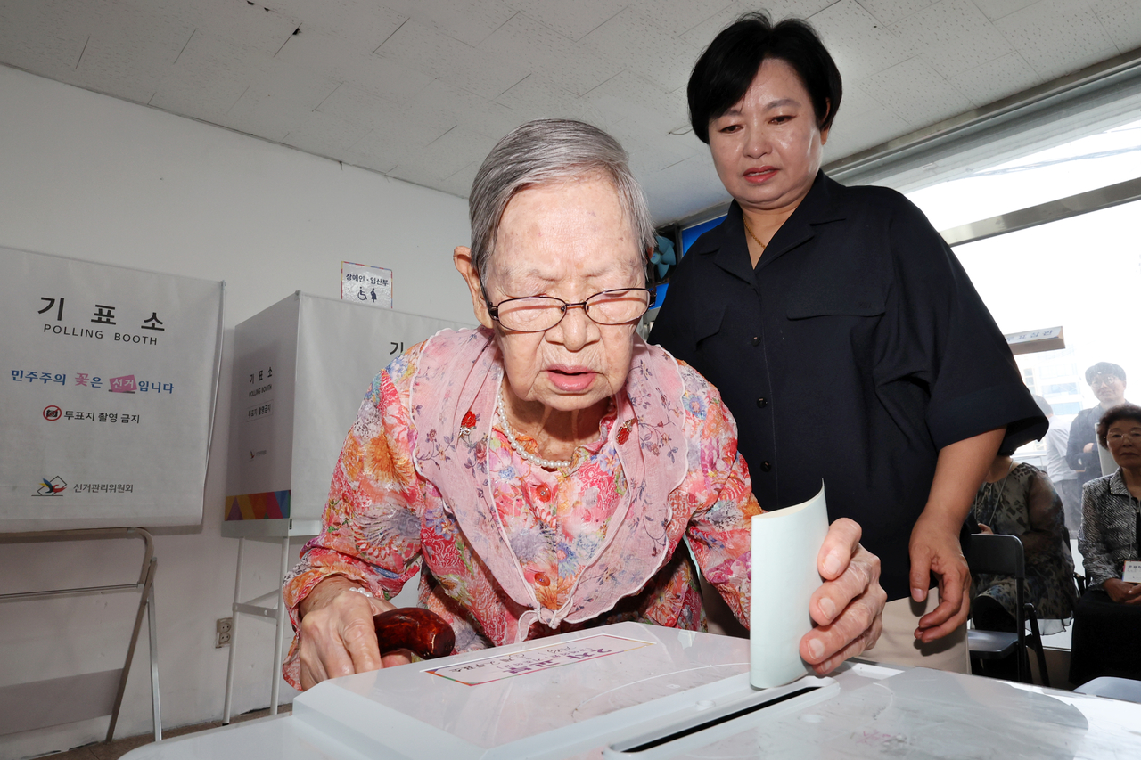 Kim Jeong-ja, 110, the oldest voter in her district, casts her ballot at a polling station in Dong-gu, Gwangju, Wednesday. (Yonhap)