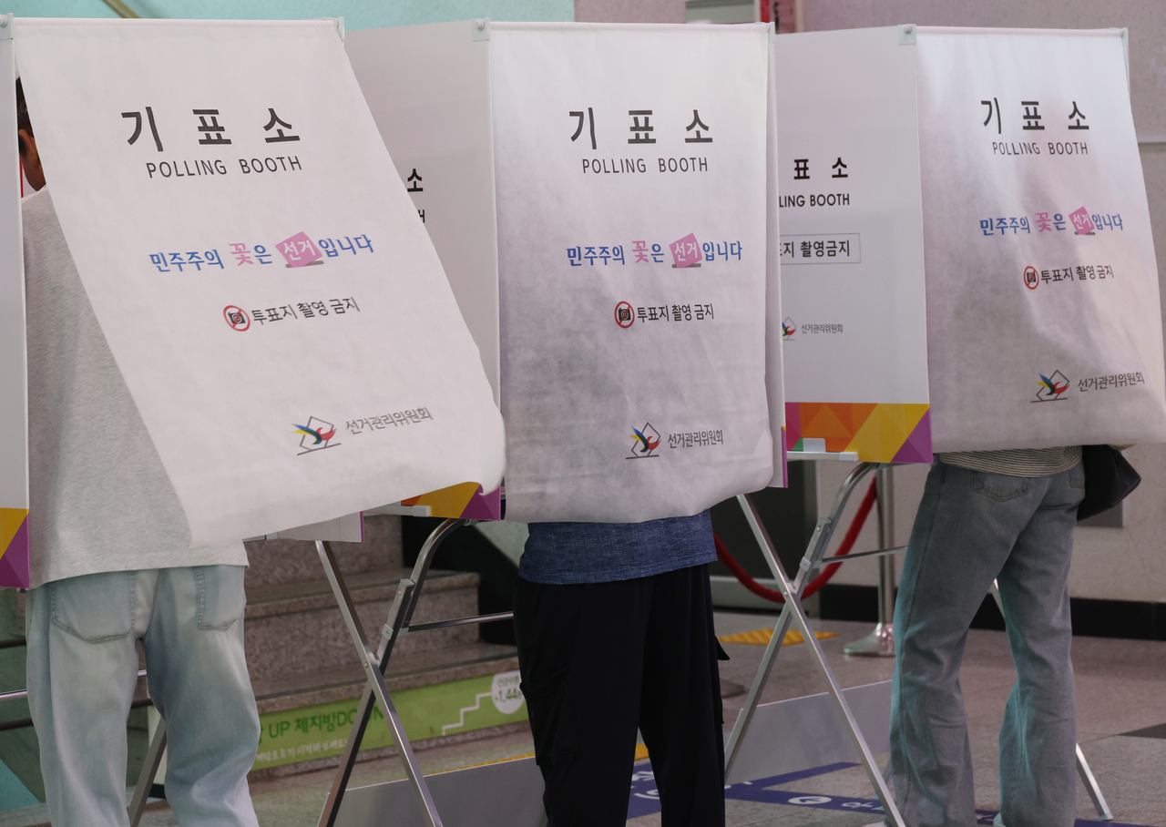 People vote at a polling station in Cheongju, about 110 kilometers south of Seoul, for the June 3 local elections, Wednesday. (Yonhap)
