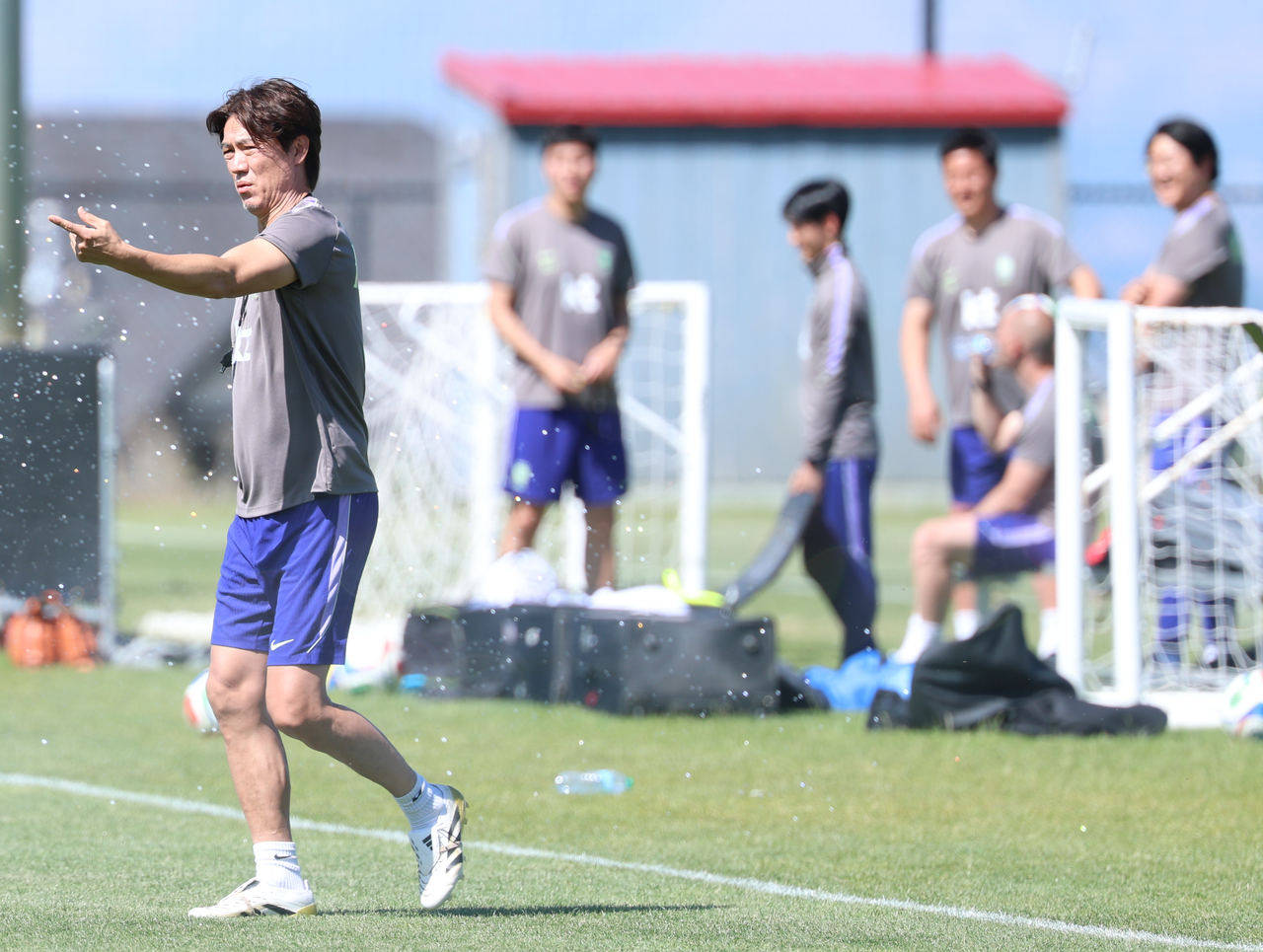 South Korea coach Hong Myung-bo directs players during a national team training session at the Zions Bank Training Center in Herriman, Utah, Tuesday.   (Yonhap)