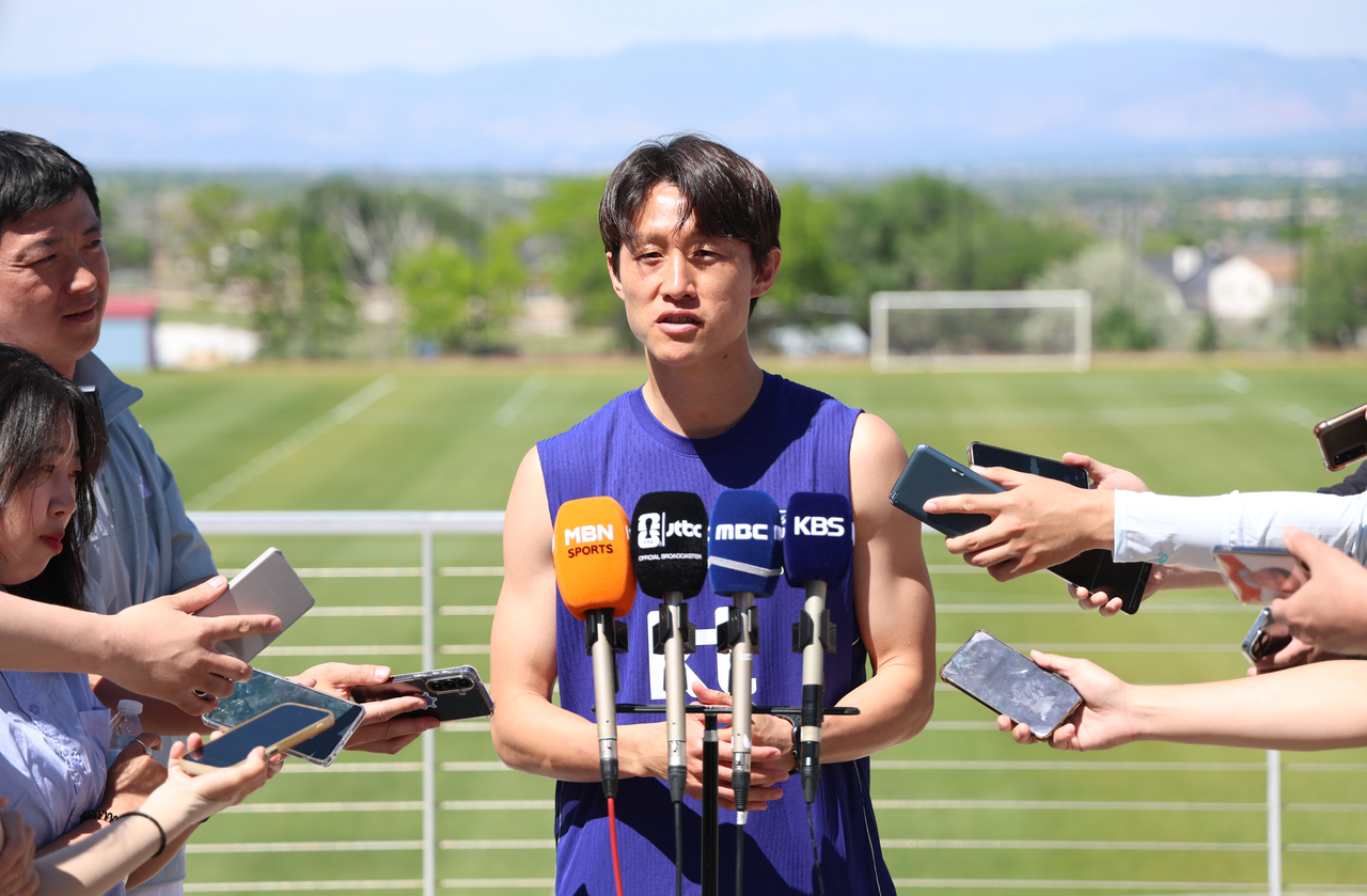 Lee Jae-sung, midfielder for the South Korean men's national football team, speaks with reporters before a training session for the FIFA World Cup at Zions Bank Training Center in Herriman, Utah, on Tuesday. (Yonhap)