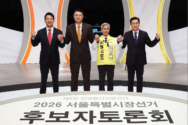 Seoul mayoral candidates pose ahead of a televised debate at the SBS Prism Tower in Seoul last Thursday. From right: Chong Won-o of the Democratic Party of Korea, Kim Jeong-cheol of the Reform Party, Kwon Young-gook of the Democratic Labor Party, and Oh Se-hoon of the People Power Party. (Yonhap)