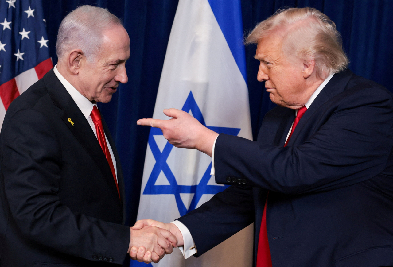 US President Donald Trump (left) points his finger toward Israeli Prime Minister Benjamin Netanyahu in Palm Beach, Florida, in December 2025. (Reuters-Yonhap)