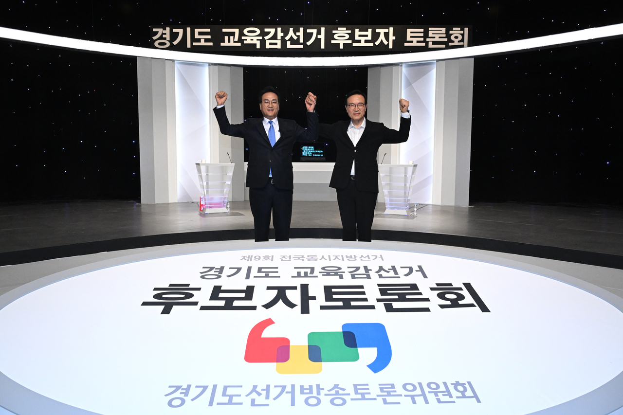 Gyeonggi Provincial Education Superintendent candidates Ahn Min-seok (left) and Yim Tae-hee pose for a photo during a televised policy debate on May 26. (Yonhap)