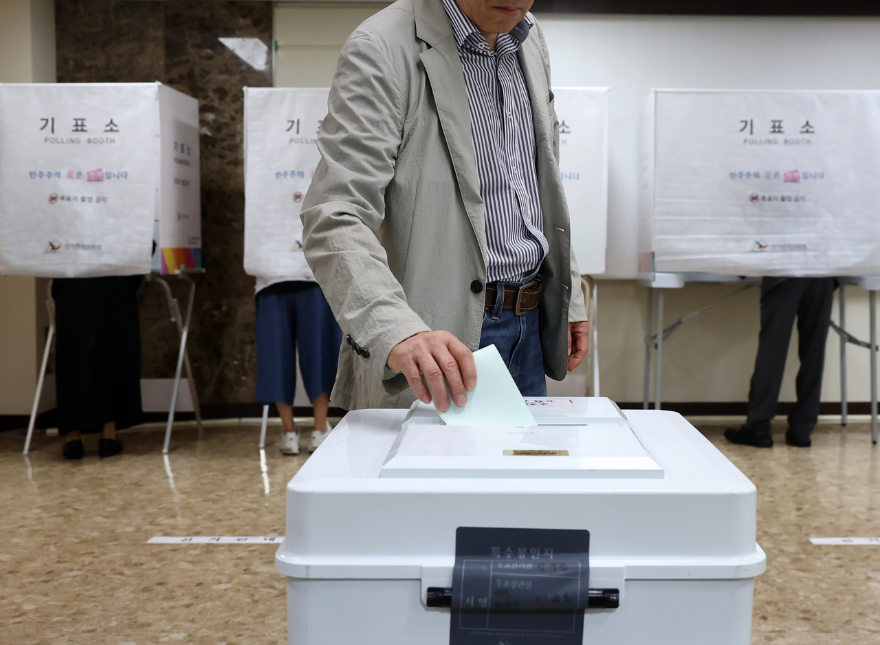 A voter casts a ballot at a polling station set up in Nonhyeon-dong, Seoul, on Wednesday during the nationwide local elections. (Yonhap)