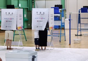 ‘투표소 잘못 찾았다’ 안내에 별안간 폭행…서울 투표소 112신고 33건 [세상&]