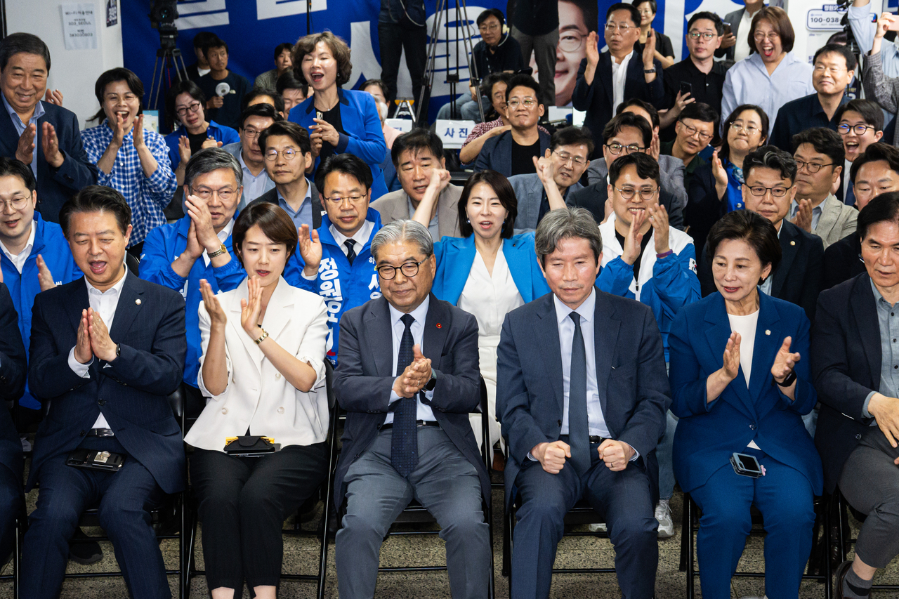 Campaign staff cheer as exit poll results are broadcast in Democratic Party's Seoul mayoral candidate Chong Won-o's campaign team headquarters in Seoul on Wednesday. (Pool photo via Yonhap)