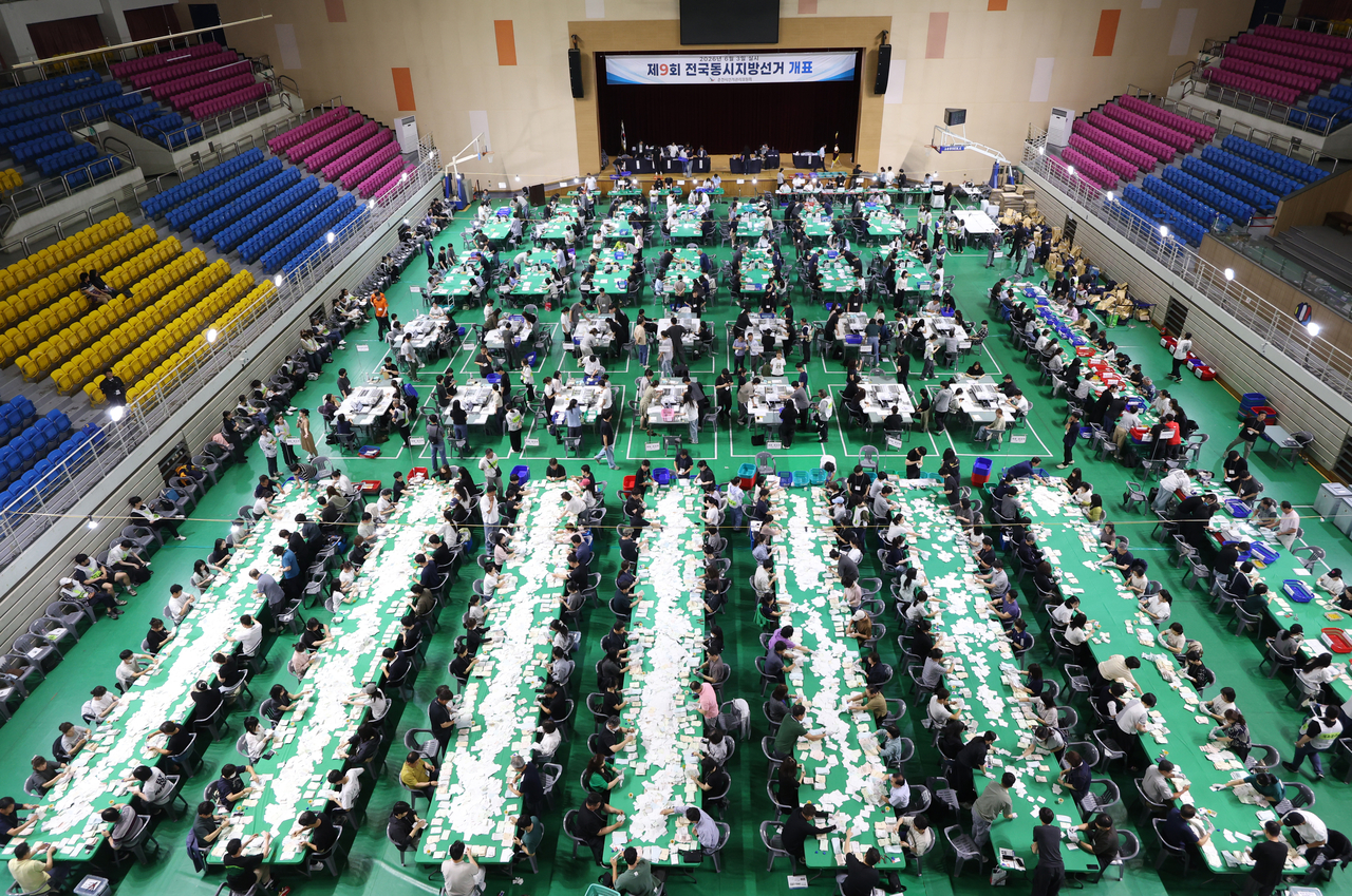 A wide view of Hoban Gymnasium shows election workers sorting ballot papers at a counting center in Chuncheon, Gangwon Province, Wednesday. (Yonhap)