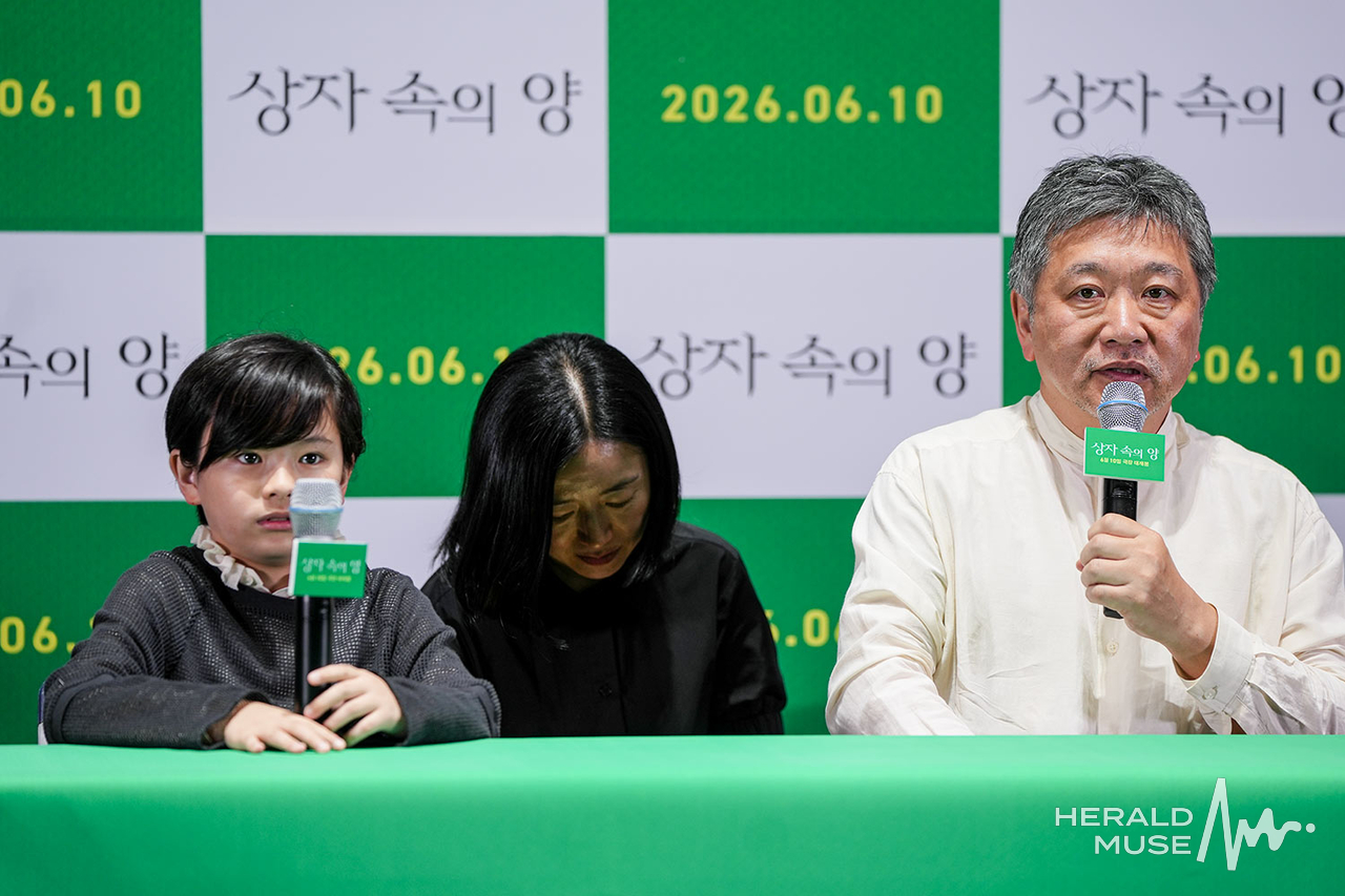 배우 쿠와키 리무, 고레에다 히로카즈 감독/사진=민경빈 기자