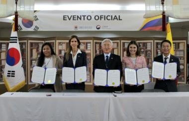 Officials from South Korea's Ministry of Education with the Embassy of the Republic of Korea in Colombia and local schools announce the signing of a memorandum of understanding. (Ministry of Education)