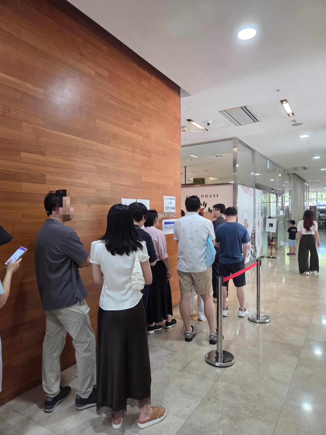 Residents of the Banpo Xi apartment complex in Seocho-gu, southern Seoul, wait to cast their votes at a polling station inside the complex on Wednesday. (Hwang Sun-jun/The Korea Herald)