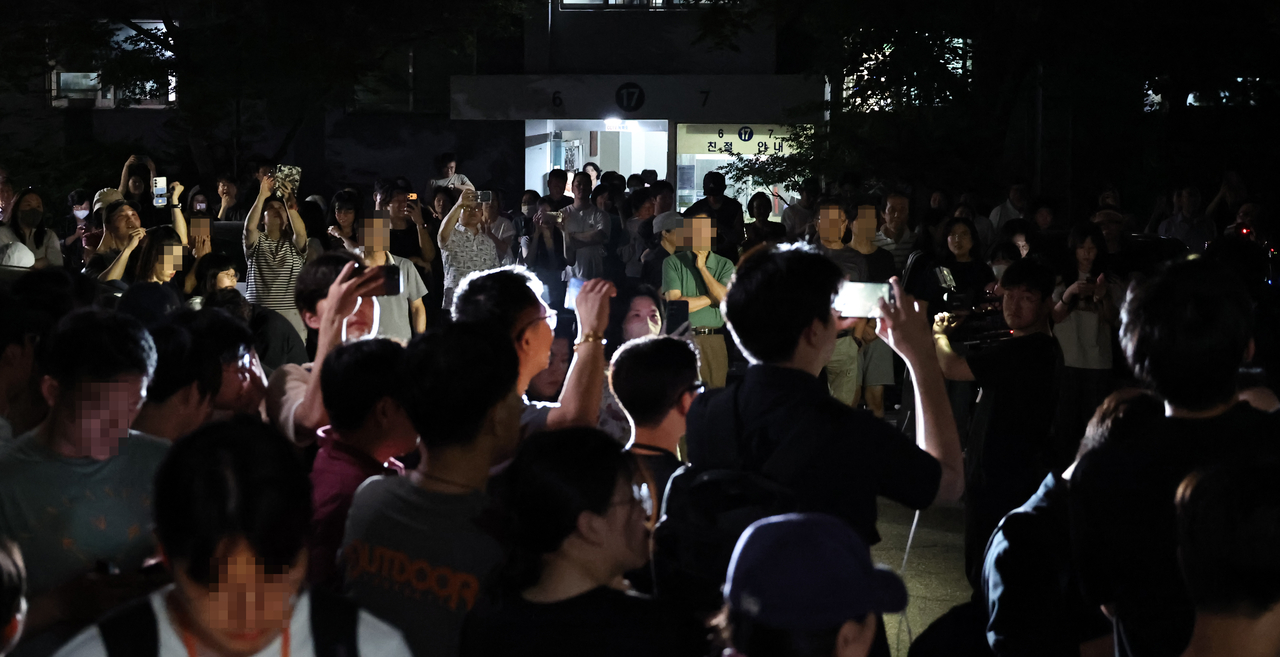 Residents protest outside Jamsil 7-dong polling station No. 2 in Seoul’s Songpa-gu after voting continued until 10 p.m. due to a ballot shortage during South Korea’s June 3 local elections on Wednesday. (Yonhap)