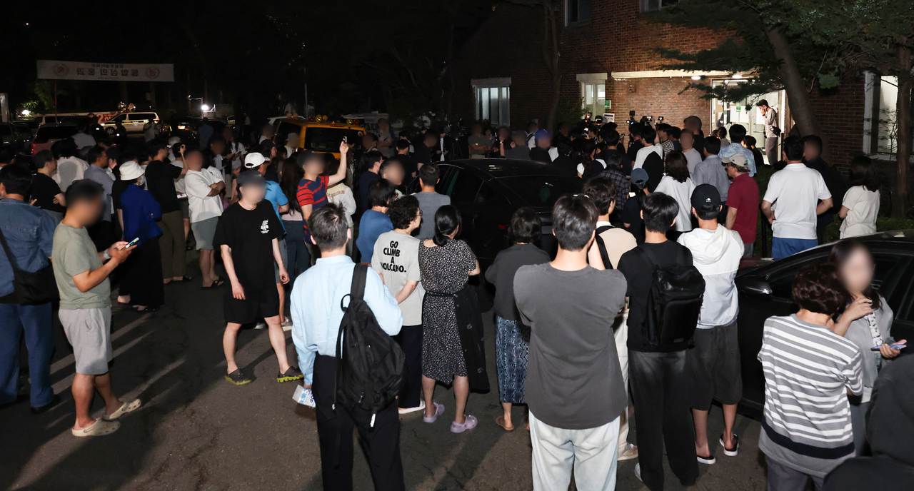 Residents gather outside the No. 2 polling station in Jamsil 7-dong, Songpa-gu, Seoul, on Wednesday, after voting hours were extended to 10 p.m. due to a ballot shortage during the June 3 local elections. (Yonhap)