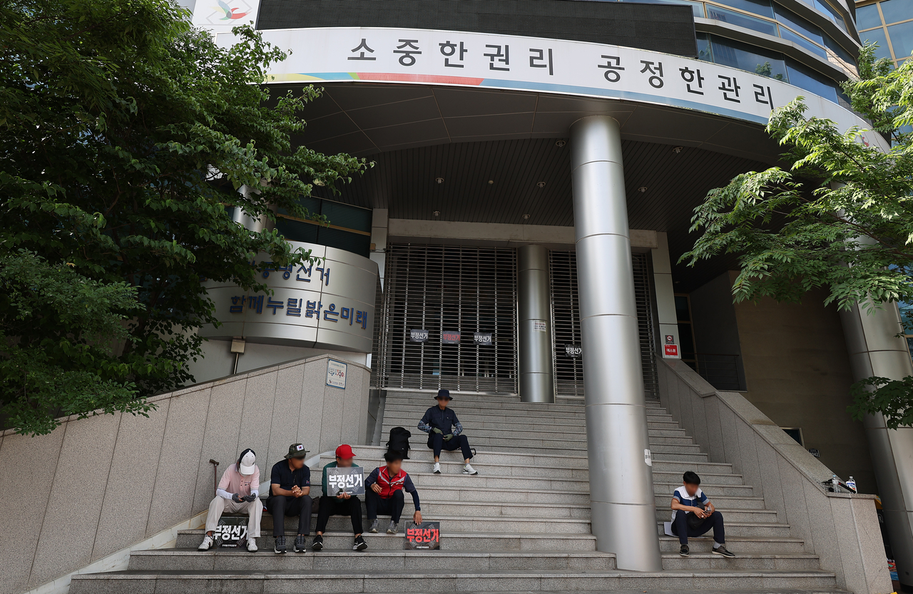 Protesters claiming election fraud sit outside the Jung-gu Election Commission office in Daegu on Thursday. (Yonhap)
