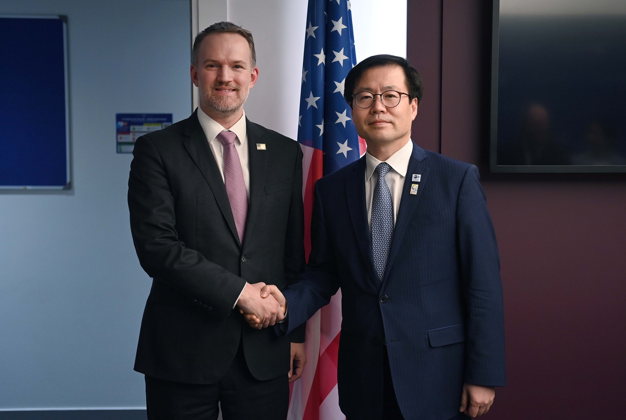 Trade Minister Yeo Han-koo (R) shakes hands with US Trade Representative Jamieson Greer during their meeting in Brussels on Wednesday. (Ministry of Trade, Industry and Resource)