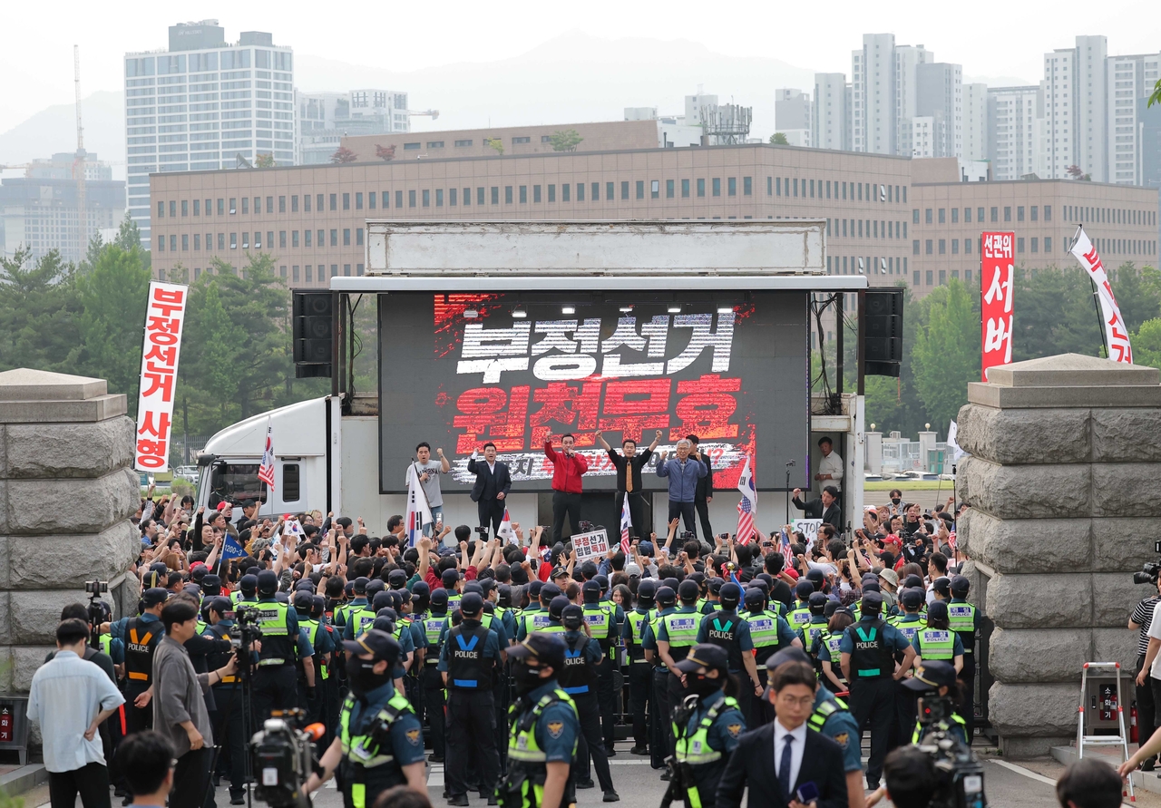 Kim Min-soo, a Supreme Council member of the People Power Party, joins protesters at a rally outside the National Election Commission in Gwacheon, Gyeonggi Province, on Thursday over a ballot shortage that disrupted voting in Wednesday's local elections. (Yonhap)