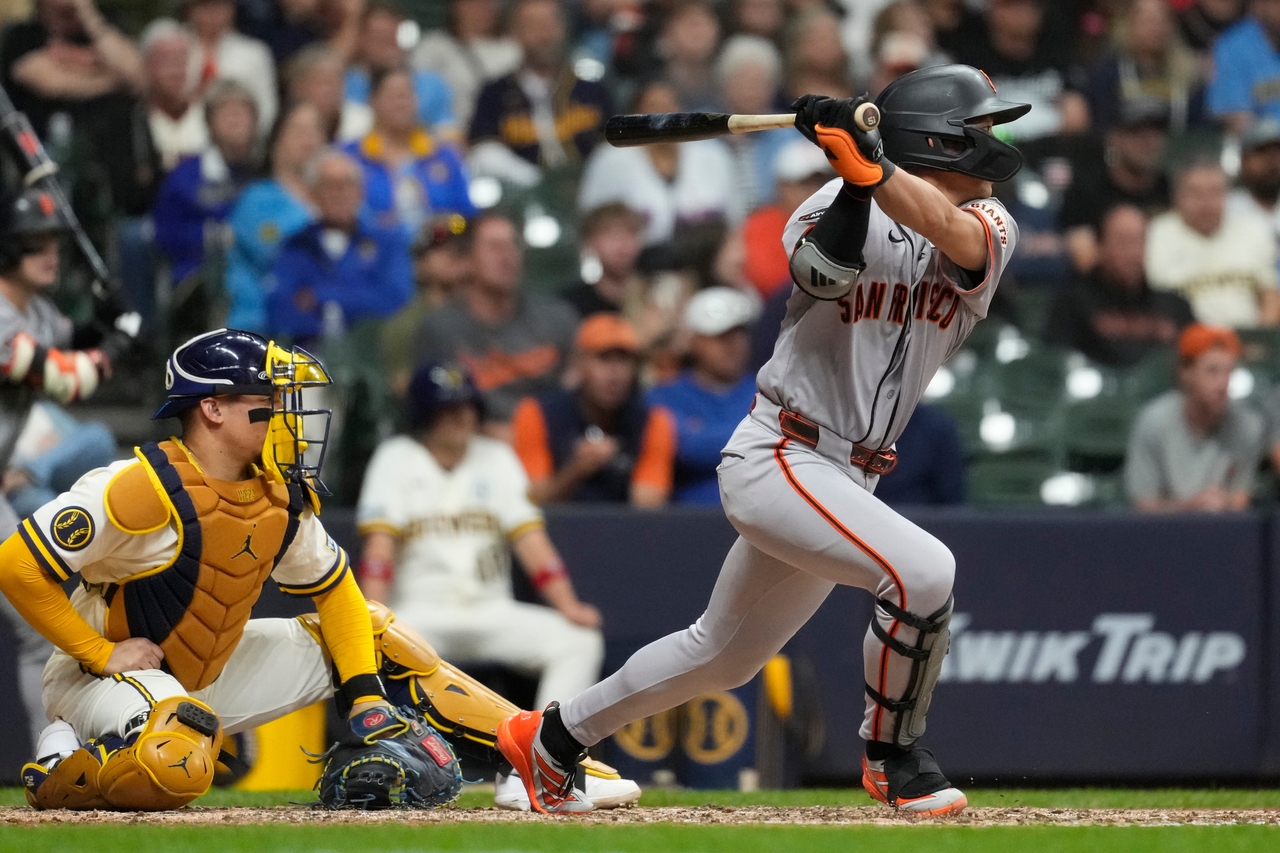 Lee Jung-hoo of the San Francisco Giants hits a single against the Milwaukee Brewers during the clubs' Major League Baseball regular-season game at American Family Field in Milwaukee, Wisconsin, on Tuesday. (AP-Yonhap)