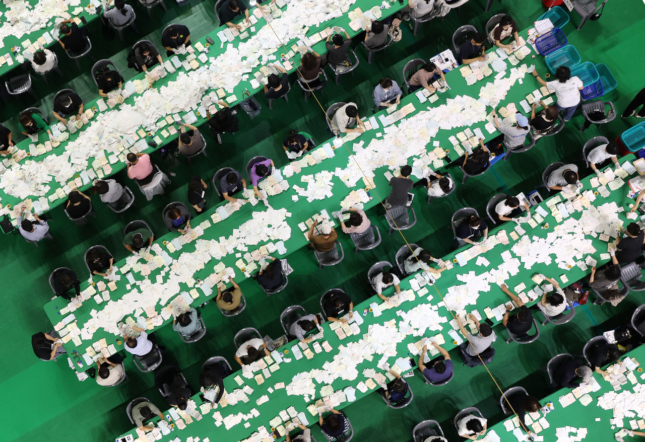 Election workers sort ballots at a vote-counting center set up in Chuncheon, Gangwon Province, Wednesday, during South Korea’s ninth nationwide local elections. (Yonhap)