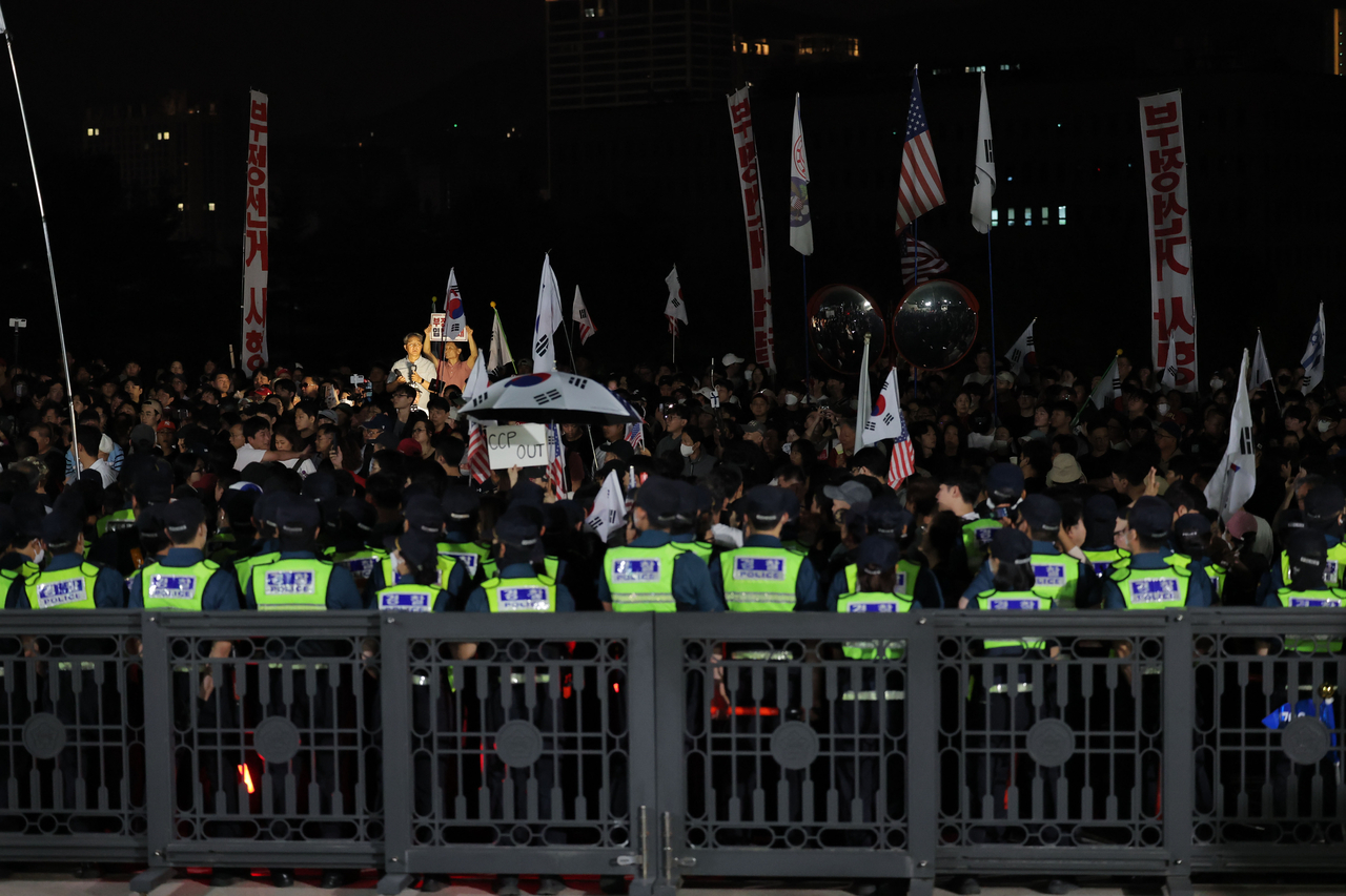 People protest in front of the National Election Commission headquarters in Gwacheon, Gyeonggi Province, on Wednesday over the ballot shortage that occurred during the Seoul mayoral election. (Yonhap)