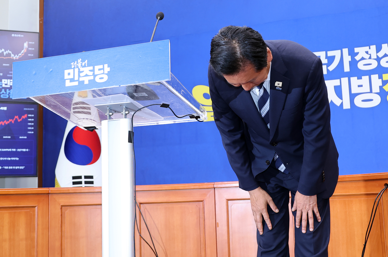 Democratic Party leader Rep. Jung Chung-rae bows after a news conference at the National Assembly in Seoul on Thursday. (Yonhap)