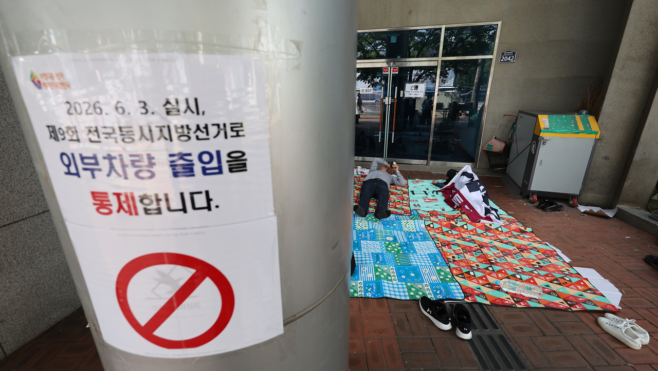Protesters camp outside the Jung-gu Election Commission office in Daegu on Thursday. (Yonhap)