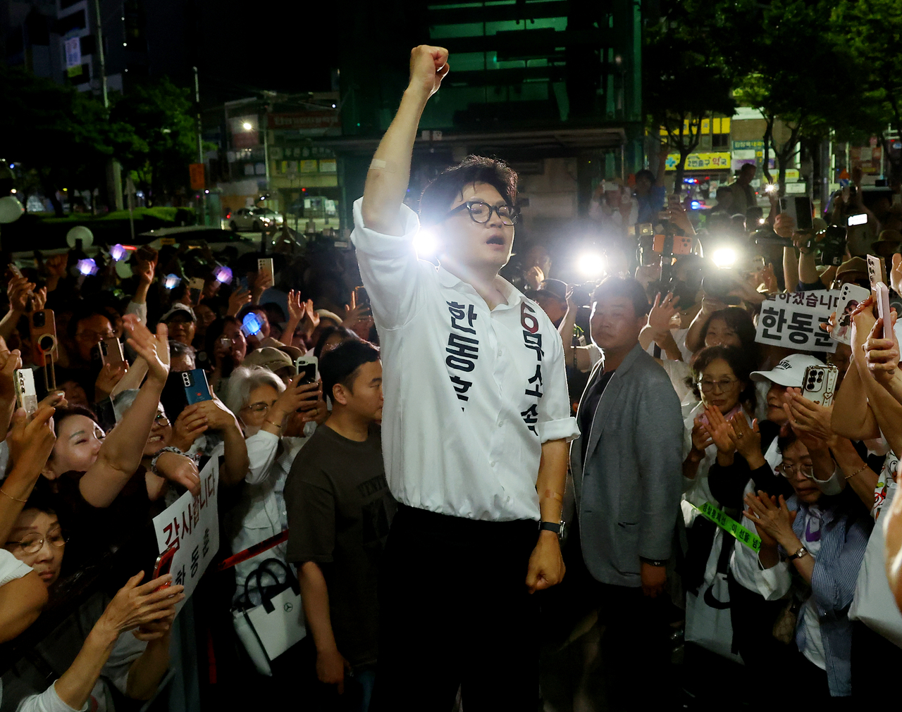 Independent candidate Han Dong-hoon greets supporters at his campaign office in Busan’s Buk-gu on Thursday after winning the National Assembly by-election in the city’s Buk-A constituency. (Yonhap)