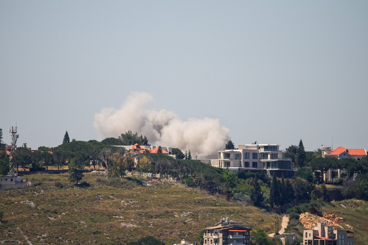 Smoke billows from southern Lebanon, following Israeli strikes, as seen from Nabatieh, Lebanon, Thursday.   (Reuters-Yonhap)