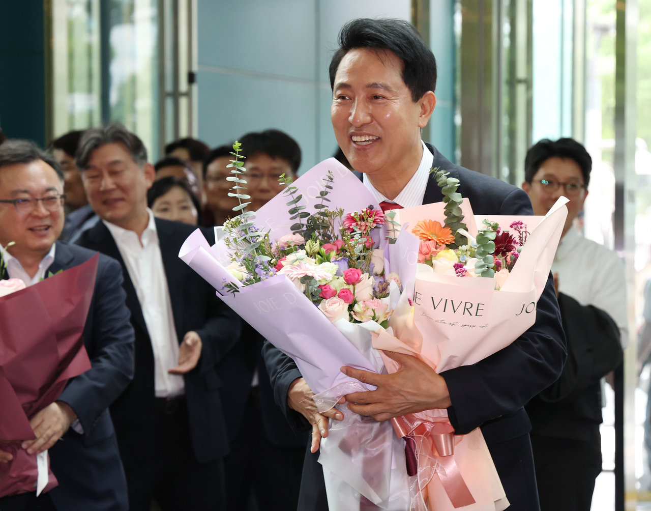 Seoul Mayor Oh Se-hoon is congratulated by officials of the metropolitan government at Seoul City Hall on Thursday, after winning his fifth term as mayor in the local elections on Wednesday. (Yonhap)