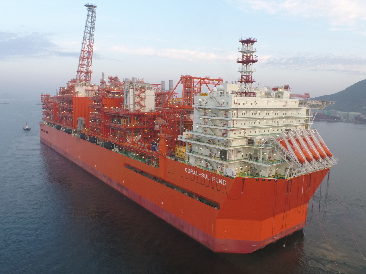 A large floating liquefied natural gas production facility built by Samsung Heavy Industries (Samsung Heavy Industries)