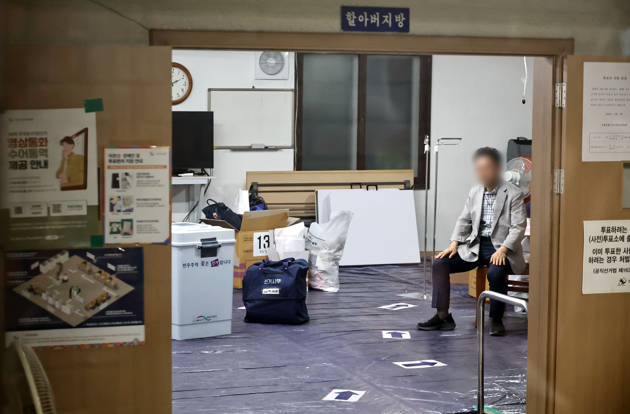 Ballot boxes remain at the No. 2 polling station in Jamsil 7-dong, Songpa-gu, Seoul, on Thursday morning, as their transfer is delayed amid escalating protests over a ballot shortage during Wednesday's local elections. (Yonhap)