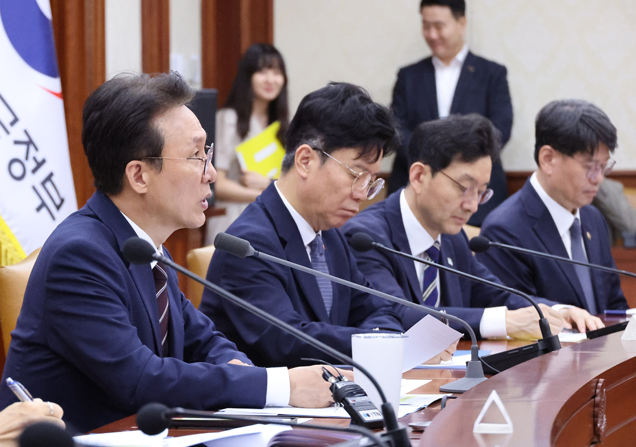 Prime Minister Kim Min-seok (L) speaks during an economic policy meeting at the government complex in Seoul on Thursday. (Yonhap)