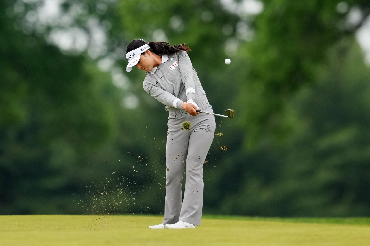 Yoon Ina plays a shot on the first hole during the third round of the Kroger Queen City Championship, at Maketewah Country Club in Cincinnati on May 16.   (AFP-Yonhap)