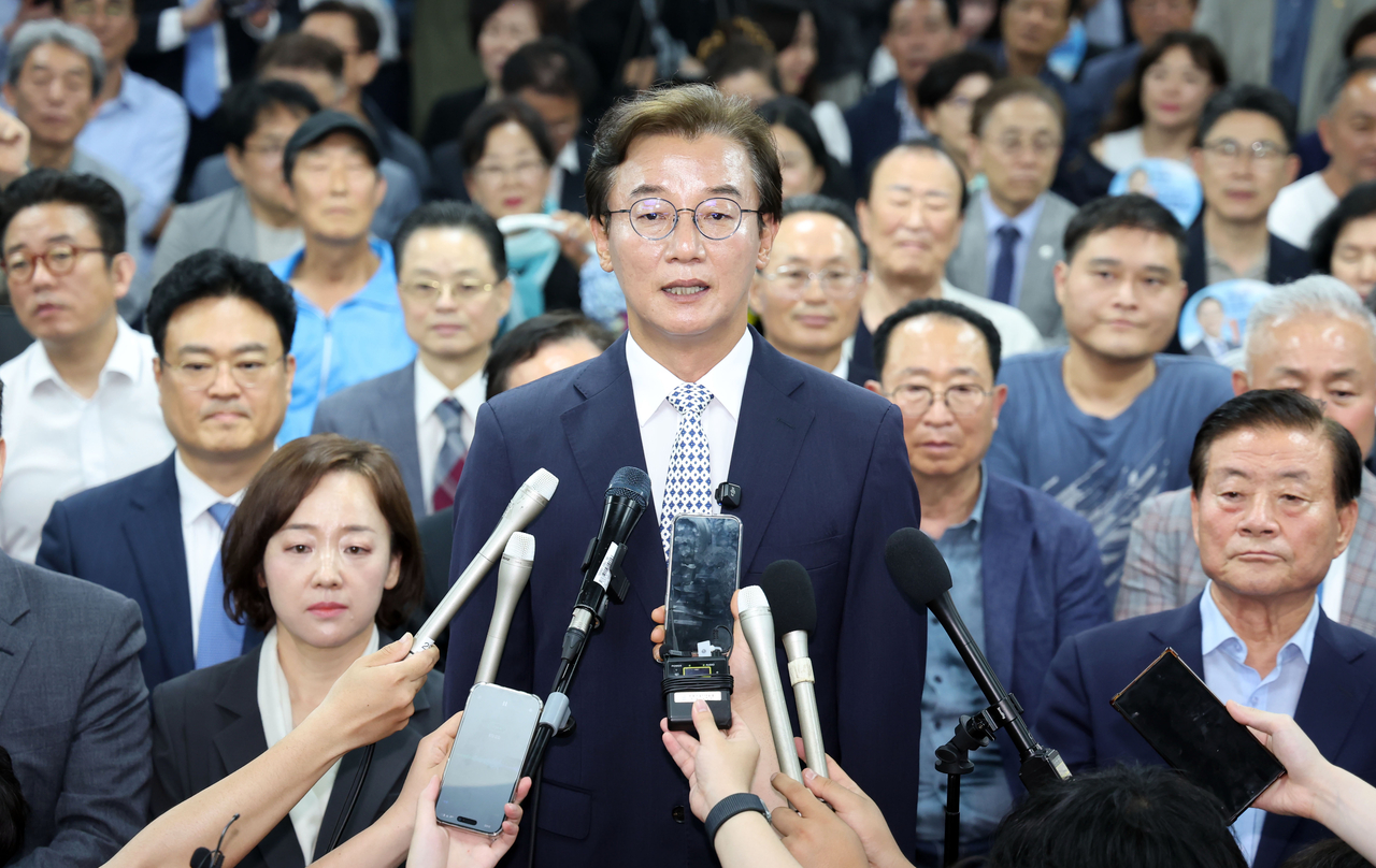 Busan Mayor-elect Chun Jae-soo of the Democratic Party gives a media interview at his campaign office in Busanjin-gu, Busan, Thursday. (Pool photo via Yonhap)