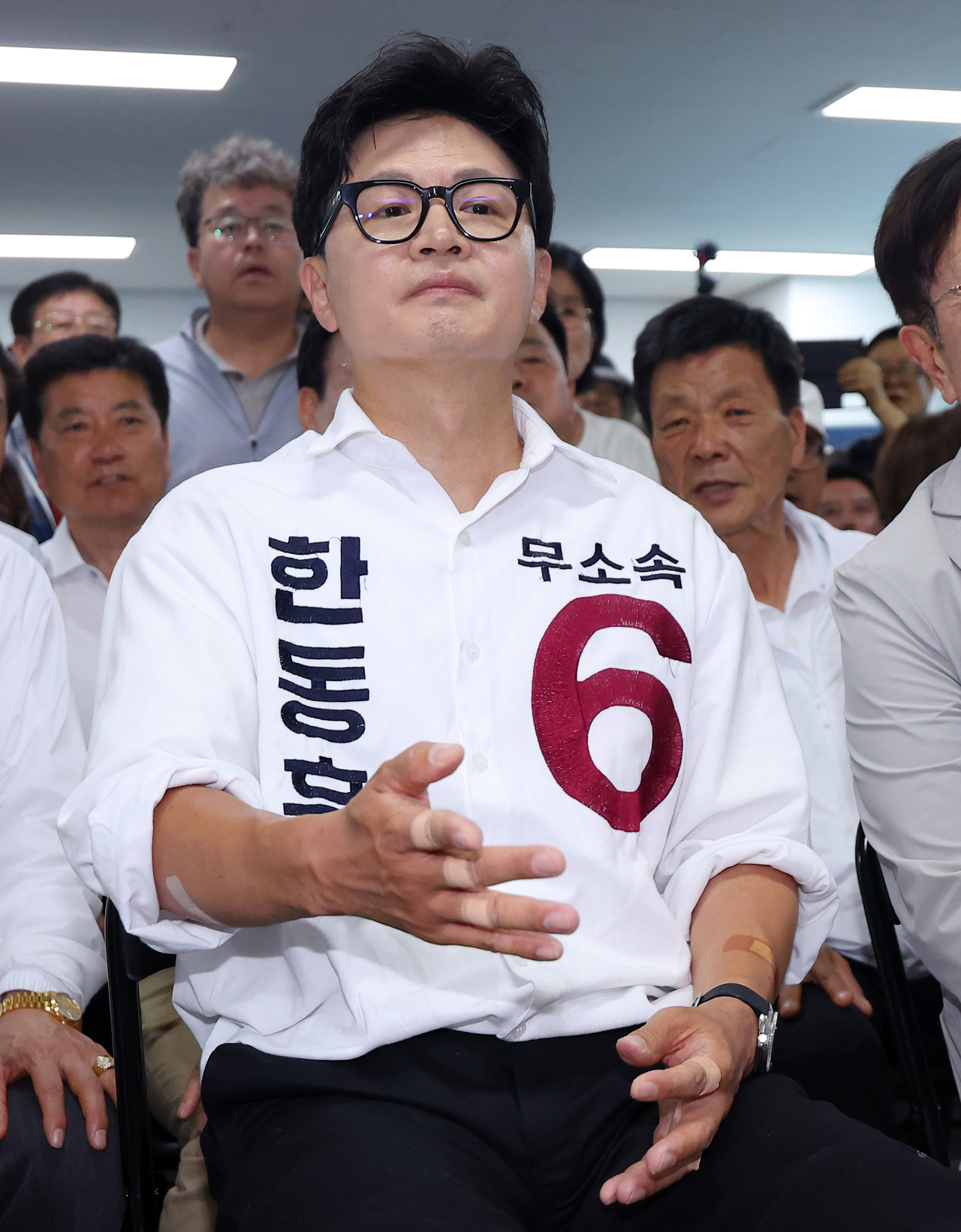 Independent Han Dong-hoon watches the exit poll results at his campaign office in Busan on Wednesday. (Yonhap)