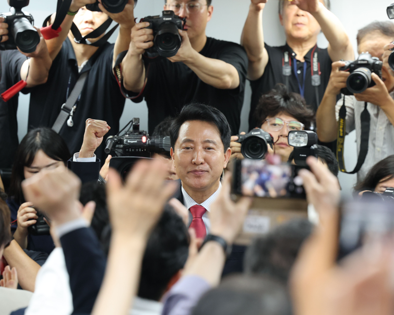 국민의힘 오세훈 서울시장 후보가 제9회 전국동시지방선거일 다음날인 4일 서울 종로구 대왕빌딩에 마련된 선거사무소에 입장하고 있다. <연합뉴스>