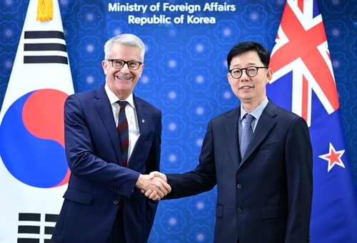 South Korea's First Vice Foreign Minister Park Yoon-joo (right) shakes hands with New Zealand Deputy Secretary of Foreign Affairs and Trade Bede Corry during their meeting in Seoul on Thursday. (Yonhap)