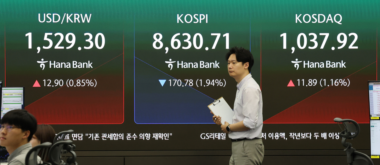 An electronic board showing the Korea Composite Stock Price Index at a dealing room of the Hana Bank headquarters in Seoul on Thursday. (Yonhap)