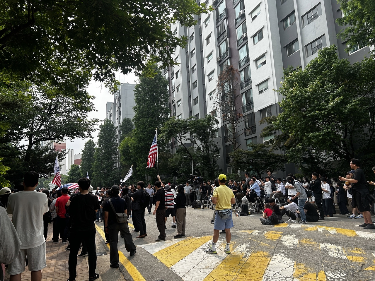 Protesters continue their rally outside the No. 2 polling station in Jamsil 7-dong, Songpa-gu, Seoul, Thursday morning, demanding a rerun of the election following a ballot shortage during the June 3 local elections. (Threads)