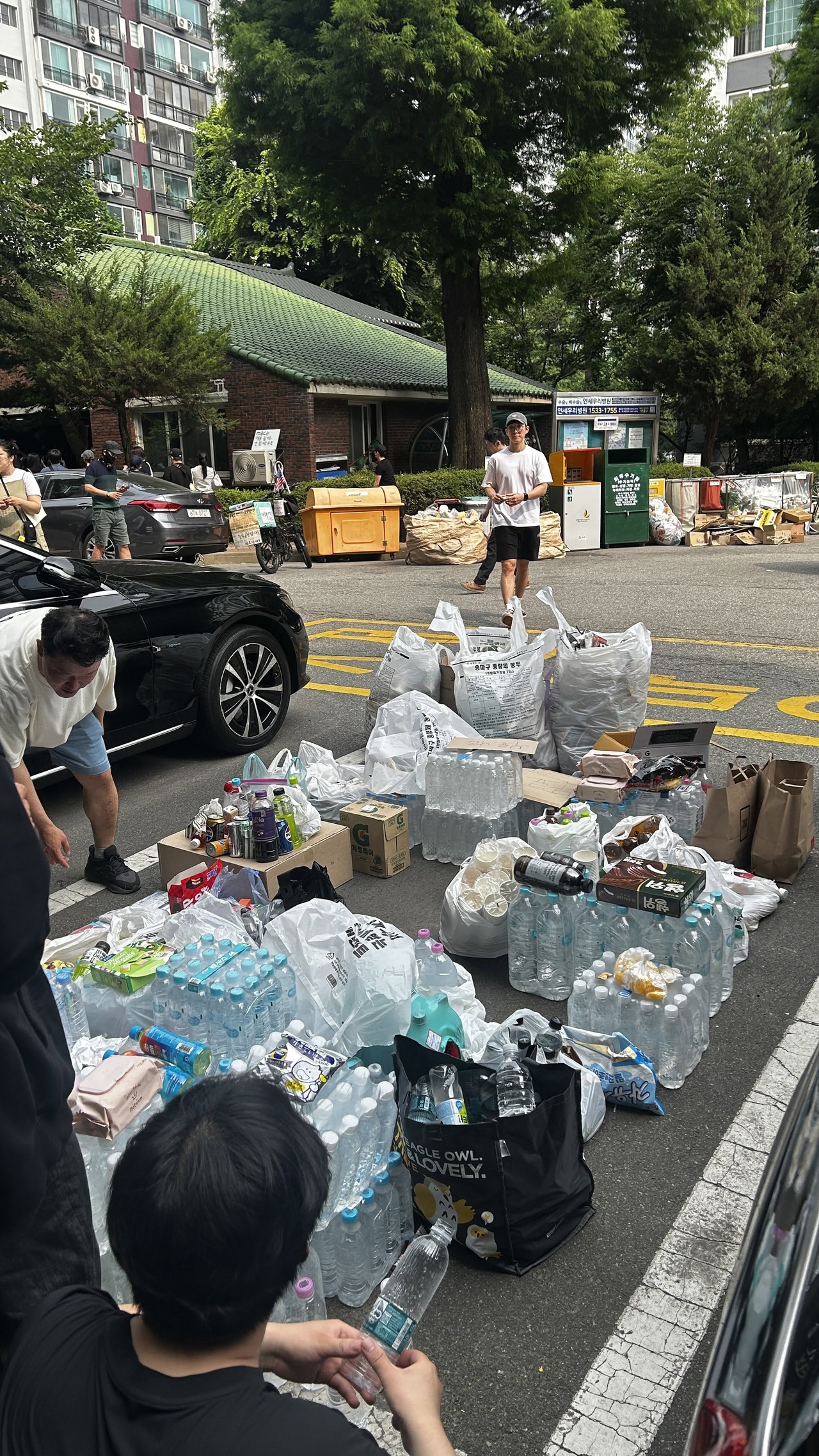 Volunteers distribute supplies to protesters gathered outside Jamsil 7-dong's No. 2 polling station in Seoul on Thursday, where demonstrations continued for a second day. (X)
