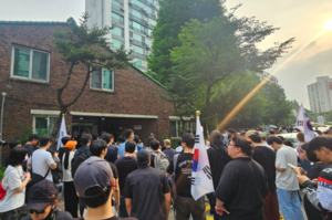 [현장] 잠실에 갇힌 투표함…초유의 ‘투표용지 부족’ 밤새 뜬 눈으로 일촉즉발 대치 [세상&]