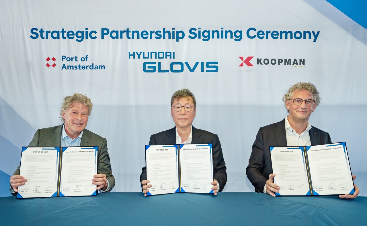 From left: Koen Ovetoom, CEO of the Port of Amsterdam, Lee Kyoo-bok, CEO of Hyundai Glovis, and Klaas Koopman, director of Koopman Logistics Group, pose for a photo at a strategic partnership signing ceremony held at the Port of Amsterdam, Netherlands. (Hyundai Glovis)