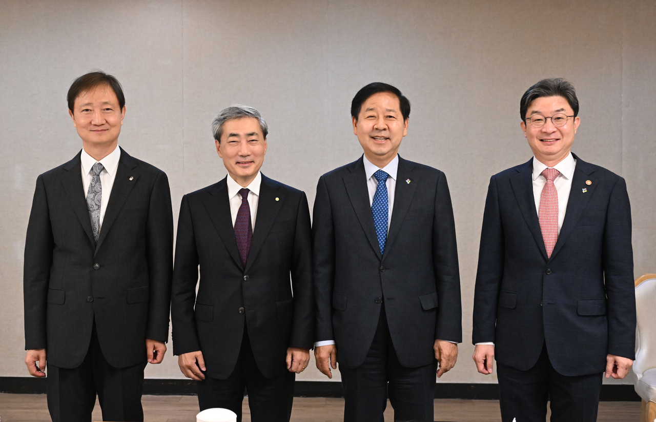 Financial Supervisory Service Gov. Lee Chan-jin (L), Bank of Korea Gov. Shin Hyun-song (2nd from L), Finance Minister Koo Yun-cheol (2nd from R) and Financial Services Commission Chairman Lee Eog-weon (R) pose for a photo in Seoul on Thursday. (Ministry of Finance and Economy)