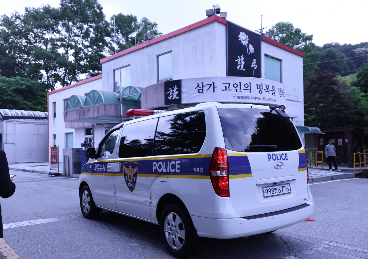 A police vehicle enters Hanwha Aerospace's facility in Daejeon on Thursday as police and labor authorities conduct search-and-seizure operations. (Yonhap)