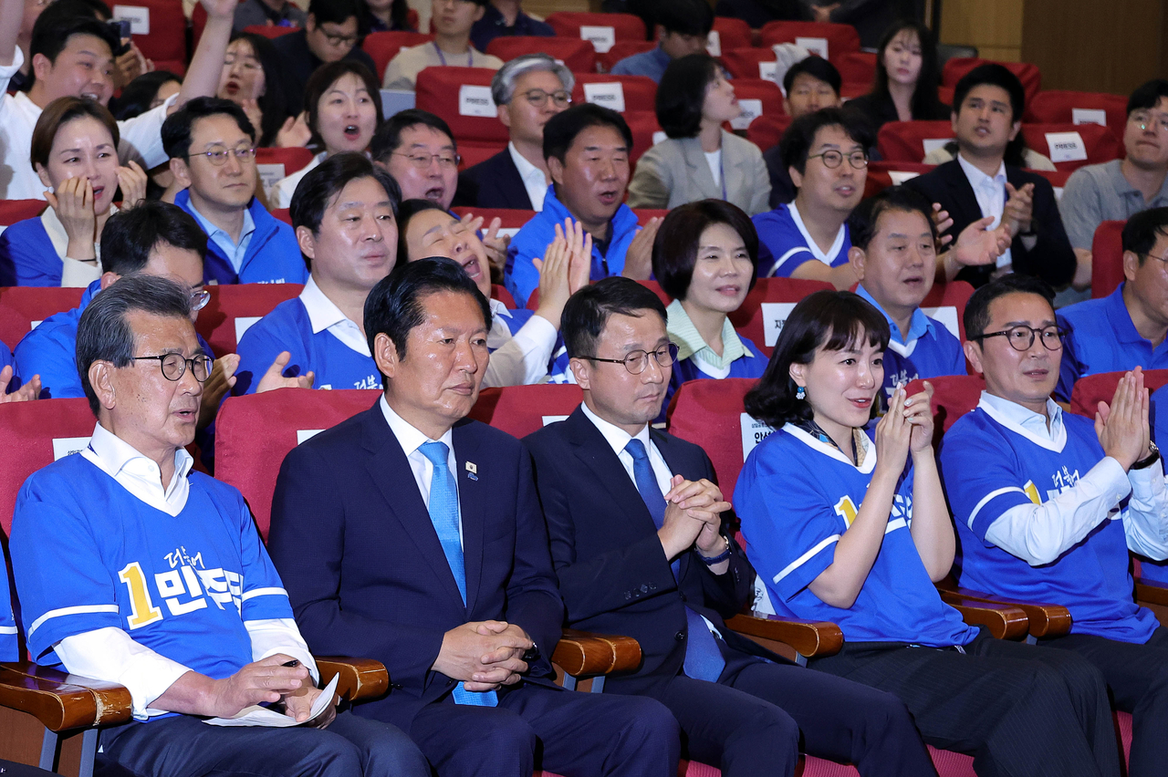 Democratic Party leaders, including Chair Rep. Jung Chung-rae and Rep. Han Byung-do, watch exit poll results at the party’s vote-counting situation room for the June 3 local elections and National Assembly by-elections at the National Assembly Members’ Office Building in Seoul on Wednesday. (Pool photo via Yonhap)
