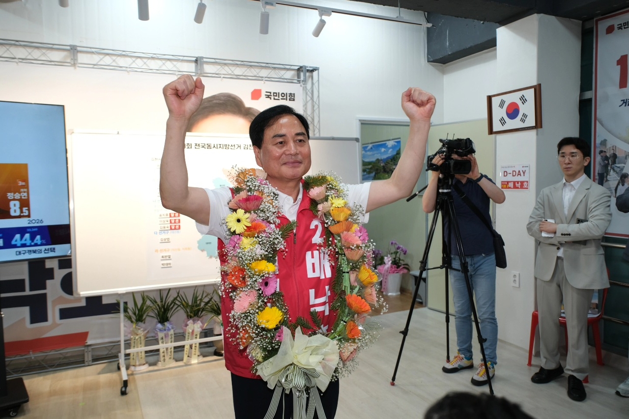배낙호 김천시장 당선인이 기념촬영을 하고 있다.[배낙호 선거사무소 제공]