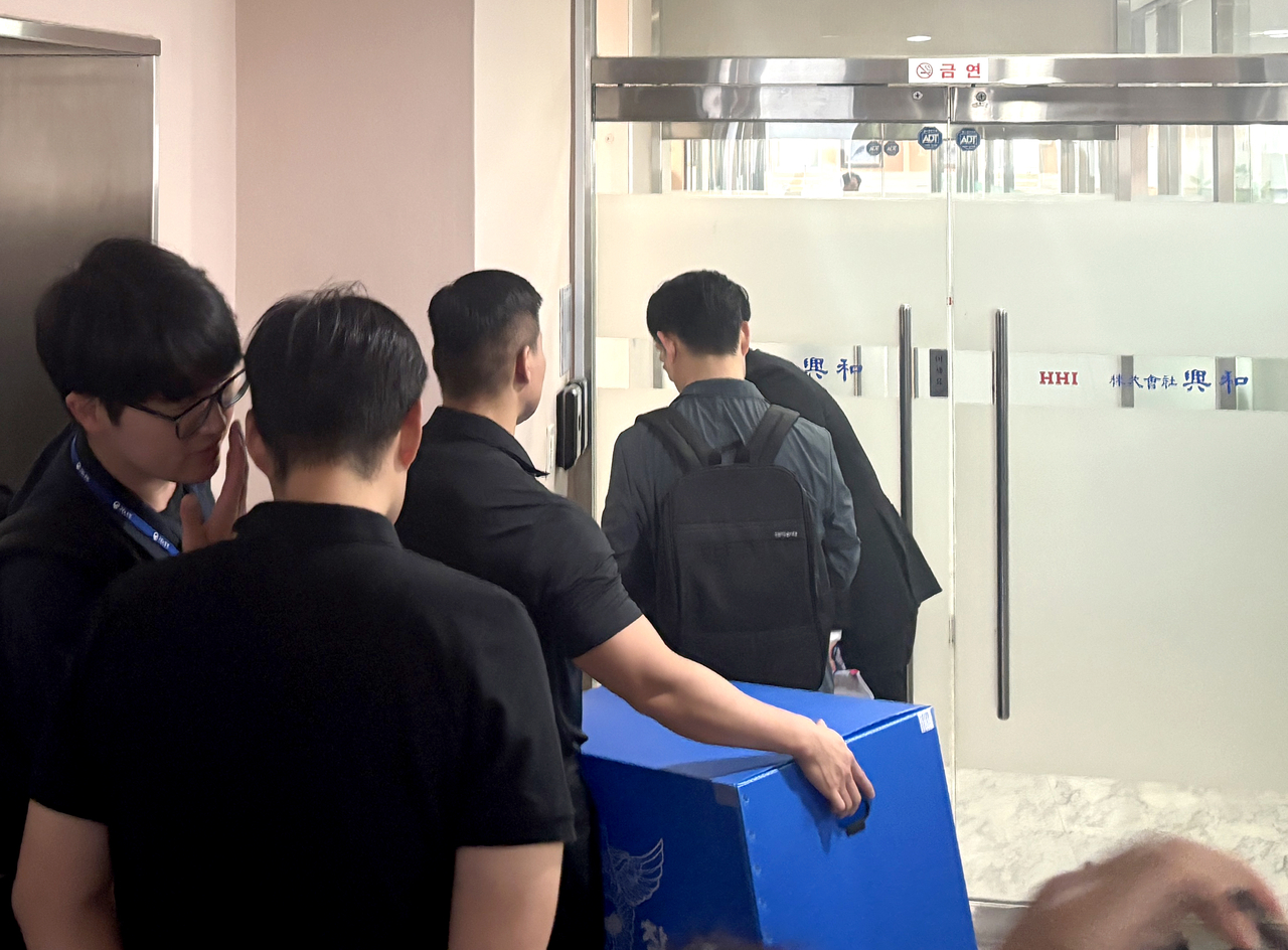 Seoul Metropolitan Police Agency officials raid the office of a contractor involved in the deadly Seosomun overpass collapse in Seongdong-gu, Seoul, on Friday. (Yonhap)