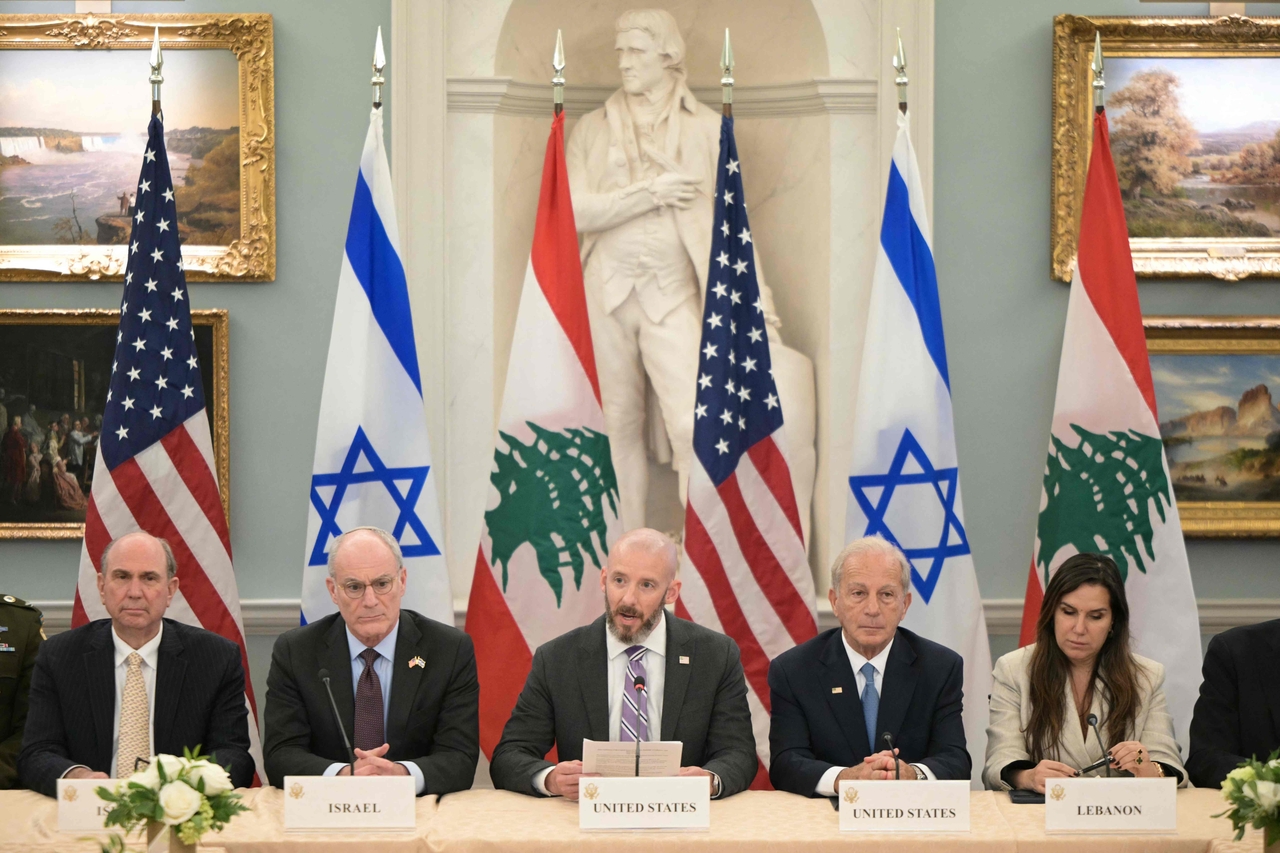 Israel’s Ambassador to the US Yechiel Leiter (2nd from left), State Department Chief of Staff Daniel Holler (center), US Ambassador to Lebanon Michel Issa (2nd from right) and Lebanese Ambassador to the US Nada Hamadeh (right) attend a meeting between Israeli and Lebanese delegations hosted by the United States at the State Department in Washington, Wednesday.    (AFP-Yonhap)