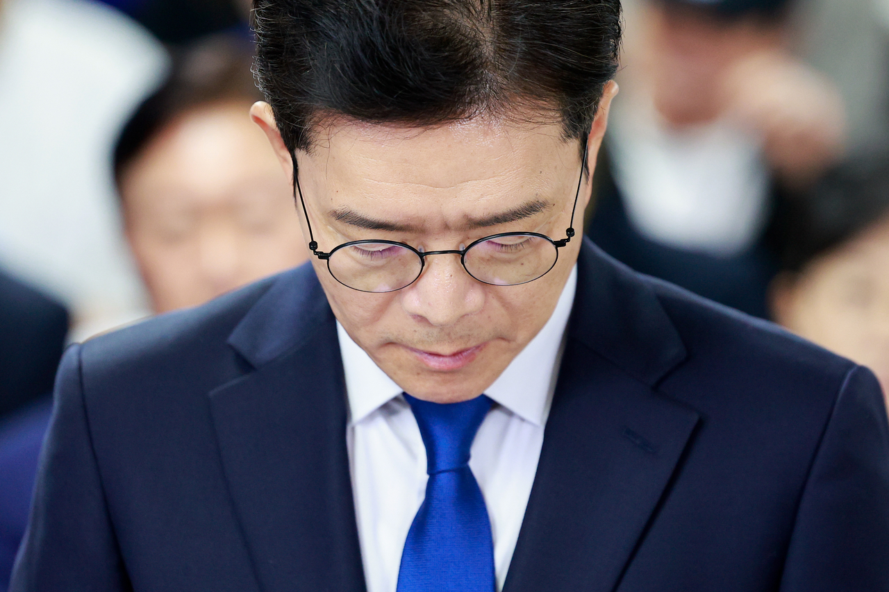 Democratic Party candidate Chong Won-o concedes defeat in the Seoul mayoral race at a press conference on Thursday. (Yonhap)